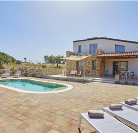 4 bedroom villa with pool, Castellammare del Golfo, sleeps 8-9